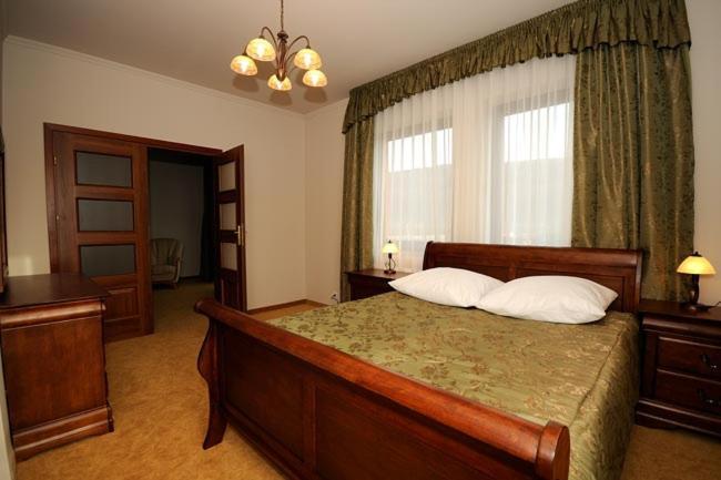 Hotel Salamandra Hoczew Экстерьер фото