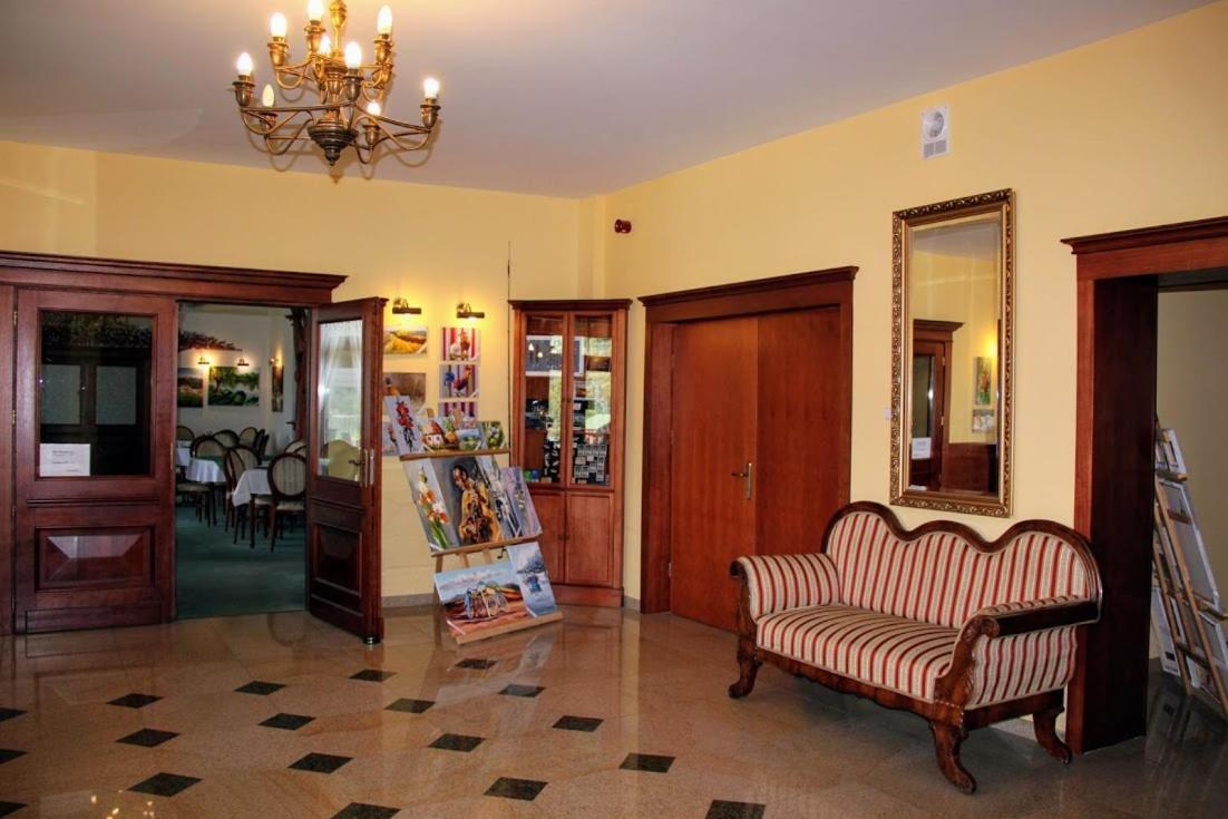 Hotel Salamandra Hoczew Экстерьер фото